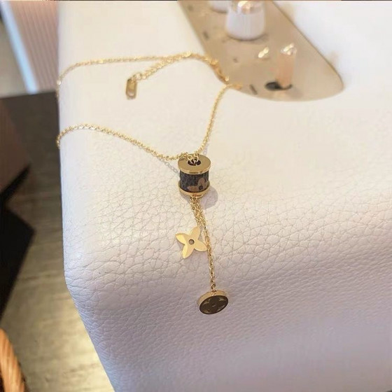 Leather necklace for women with four-leaf clover pendant, titanium steel short sweater chain, new model collarbone chain, trendy and stylish accessory